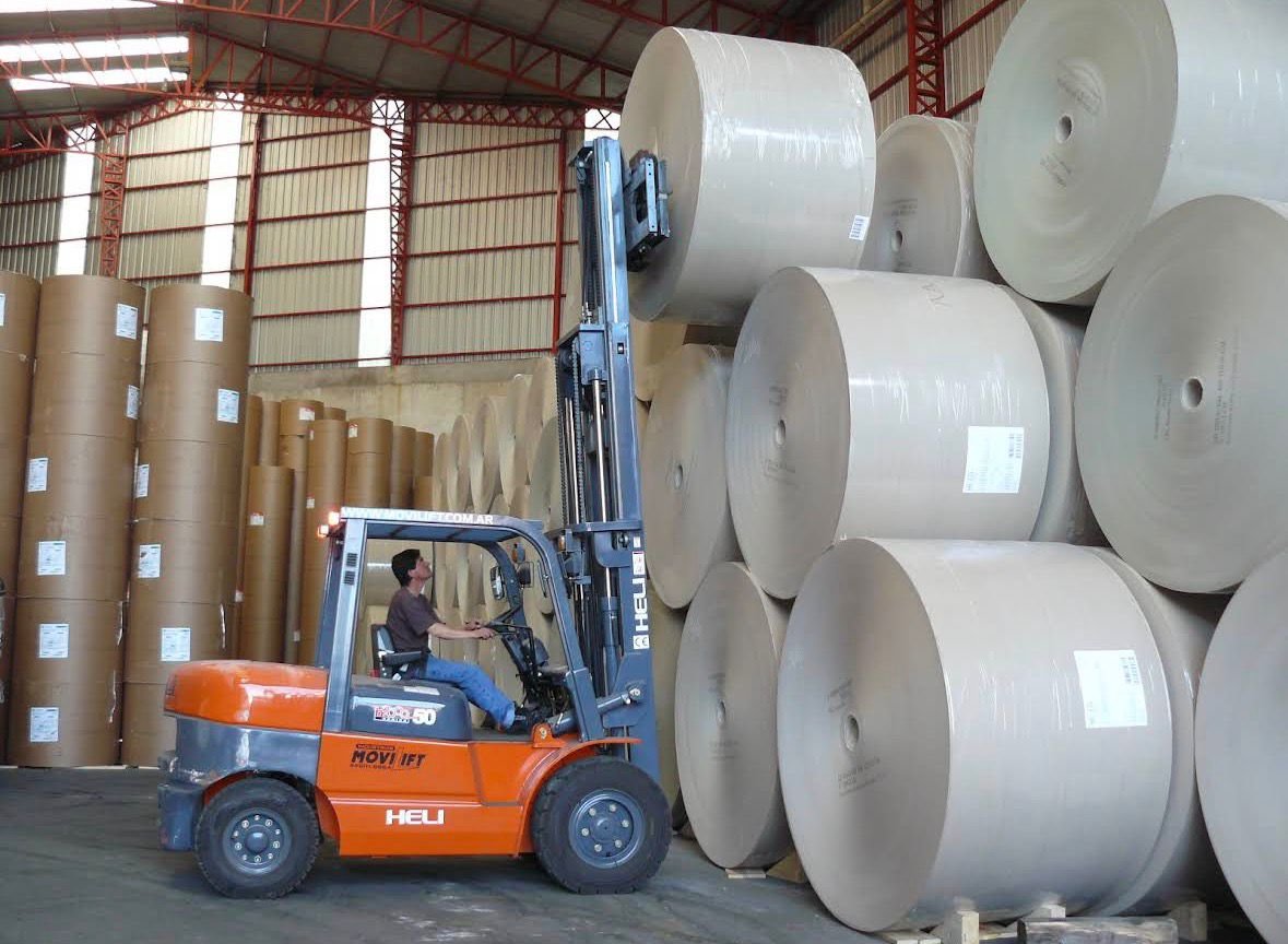 Manipulación de bobinas industriales en el galpón